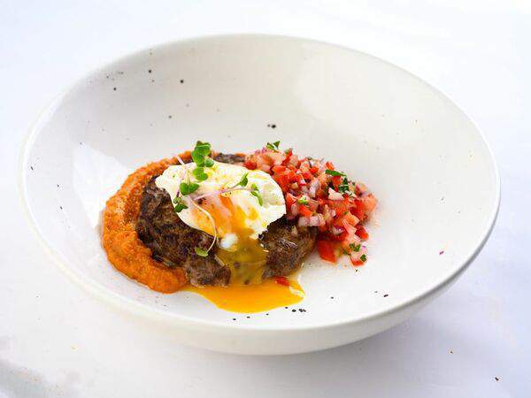 Vitae Healthy Food - Бифштекс с яйцом пашот и томатной сальсой