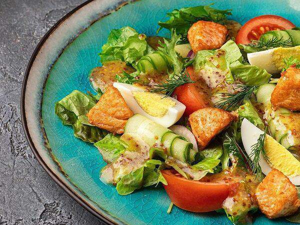 Plovlounge - Салат с обжаренной семгой