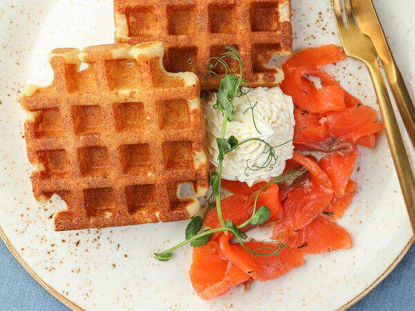 Знакомое место - Вафли с лососем и крем-чизом