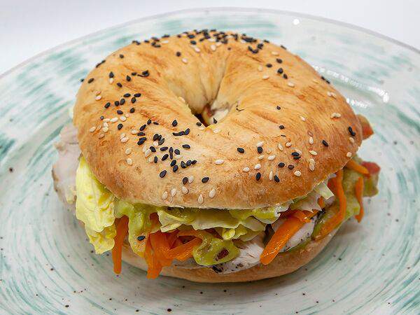 Тепло - Бейгл с курицей и соусом гуакамоле