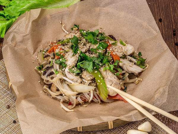 Viet Nam - Вок Рисовая лапша с курицей