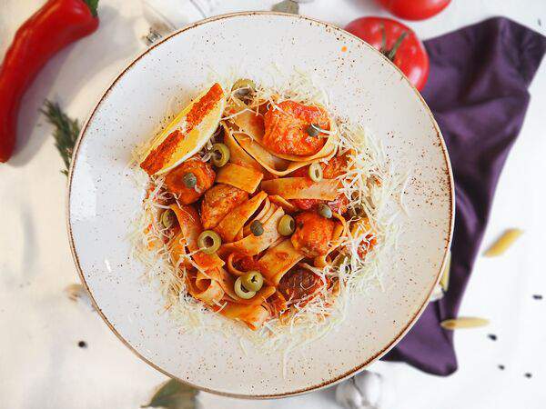 Вилла Подлипки - Сёмга с томатами и оливками