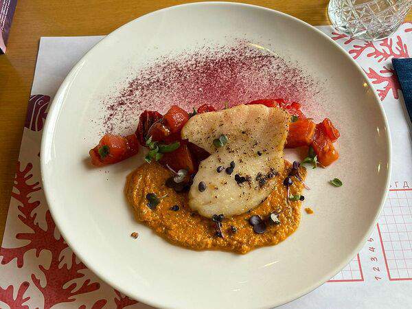 Рыбы бы - Филе атлантического клыкача с томатным соте и соусом ромеско