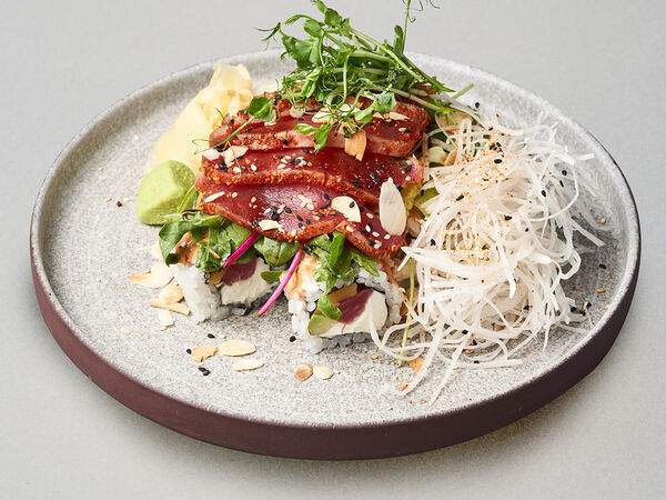 Mojo - Ролл-салат с татаки из тунца