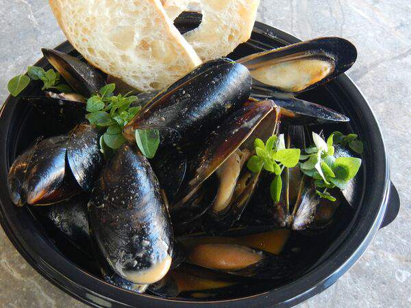 Пицца & лапша - Мидии в соусе с кусочком чиабатты