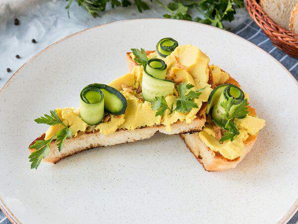 Моне - Хумус на брускетте