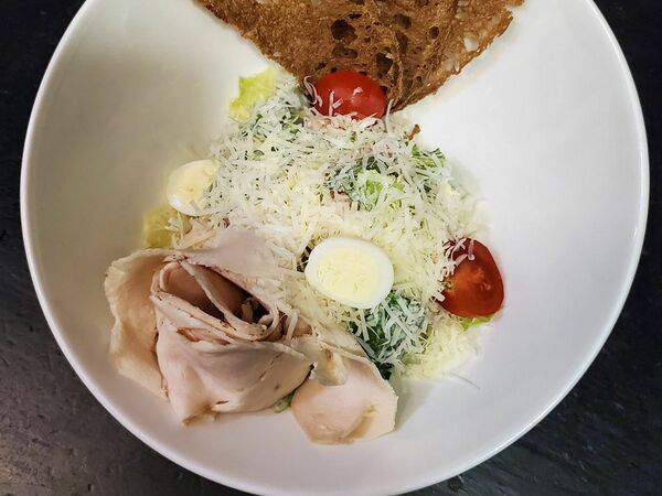 Мята Lounge - Салат Цезарь с цыпленком