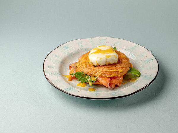 Булошная Гурман Булкинъ - Яйцо бенедикт с лососем на заварном кольце