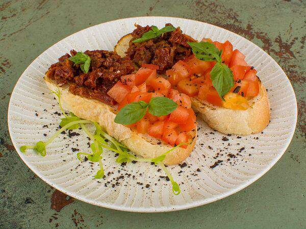 Гастроном - Тост с базиликом и помидором