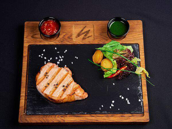 Эндорфин - Свиная корейка с микс-салатом и томатной сальсой