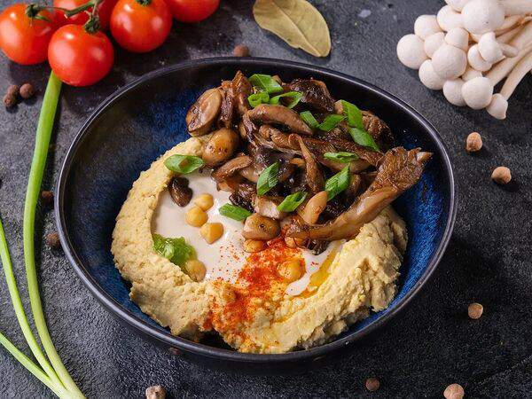 MeyerStreet - Хумус с грибами в сливочном соусе