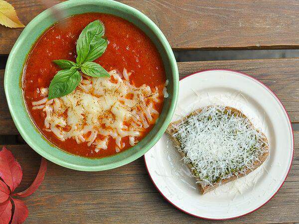 Zoom cafe - Томатный суп с моцареллой и куском хлеба с песто