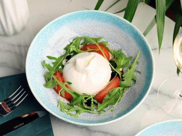 Tutto - Буррата с томатами и зеленью