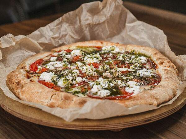 Ресторан Soho - Пицца с томатами и молодым сыром