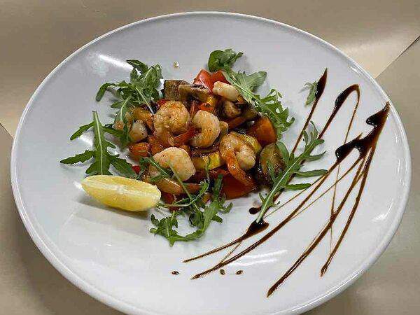 Чиполетти - Теплый салат с овощами и креветкой в устричном соусе