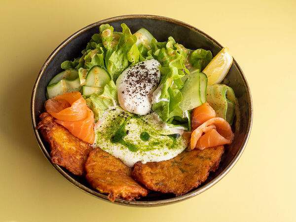 I'm Thankful for Today - Драники с солёным лососем, яйцом пашот и листьями салата