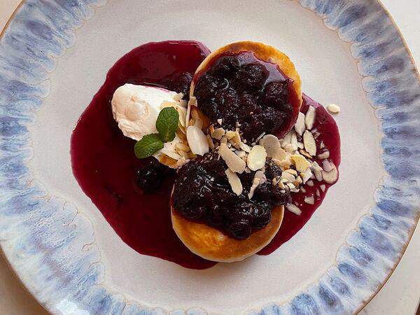 Negroni bar & enoteca - Сырники с черничным соусом, сметаной и миндалём