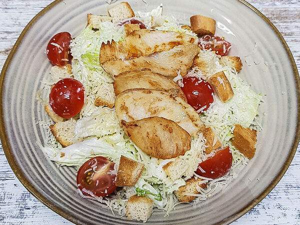 Wok & Roll - Салат Цезарь с курицей