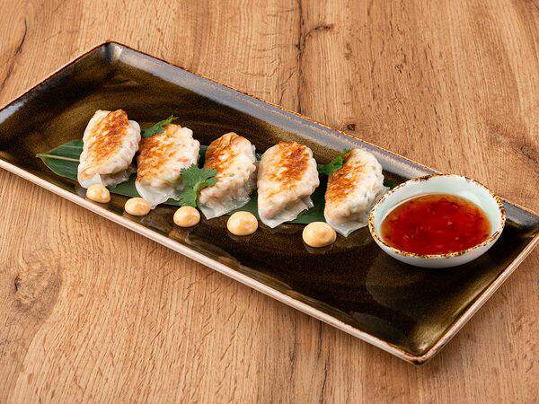 Уми - Пельмени гедза с курицей и соусом сладкий чили