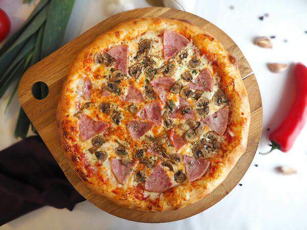 Вилла Подлипки - Пицца с ветчиной и грибами из дровяной печи