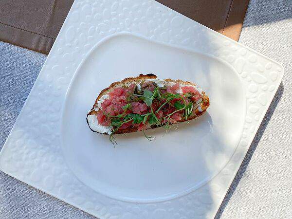 Пау Вау - Брускетта с тунцом и каперсами