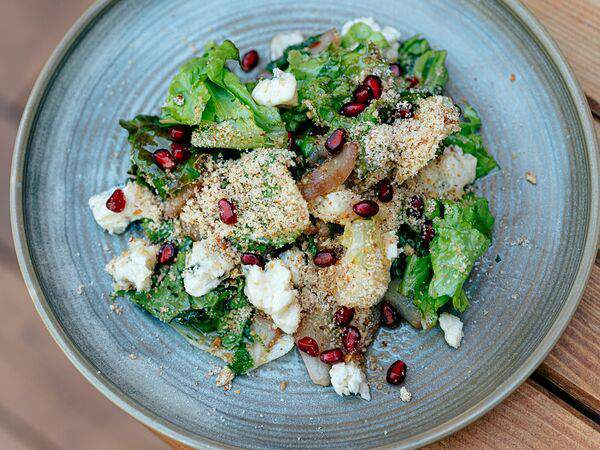 Хачапурия - Салат с грушей и горгонзолой