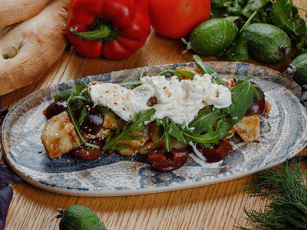 Дэда - Салат с баклажаном и сыром страчетелла и моченой сливой