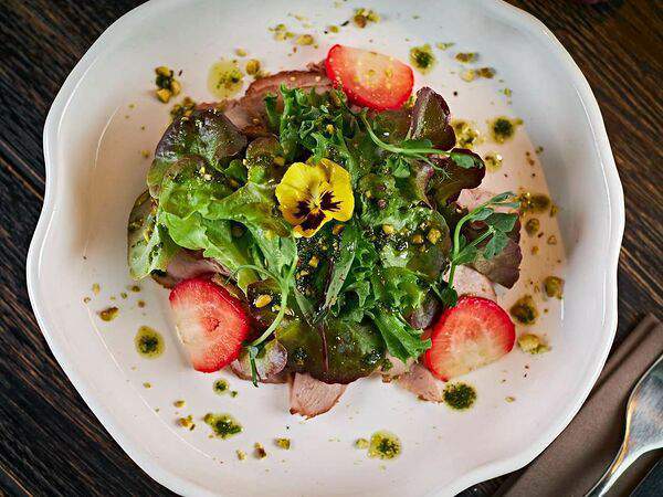 Инжир - Салат с утиной грудкой, страчателлой, клубникой и манго