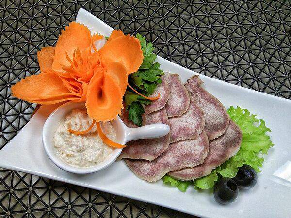 Lounge bar - Нарезка из отварного языка с хреном