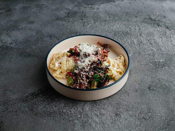 Молодость Kitchen & Bar - Паста с мраморной говядиной и вишневым демиглас