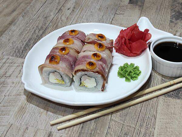 Sushi Studio ДА - Запечённый с Беконом и салатом