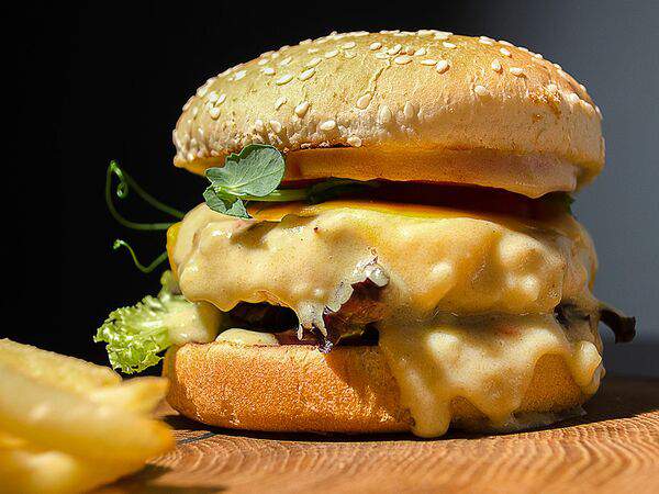 Crazy Brothers - Бургер с говядиной и соусом из кокосового молока