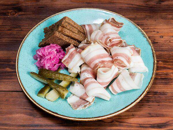 Трактир Колесо - Копченое сало с бородинским хлебом