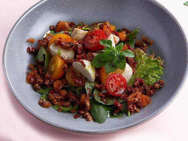 Fergana - Моцарелла с сезонными томатами и сухофруктами