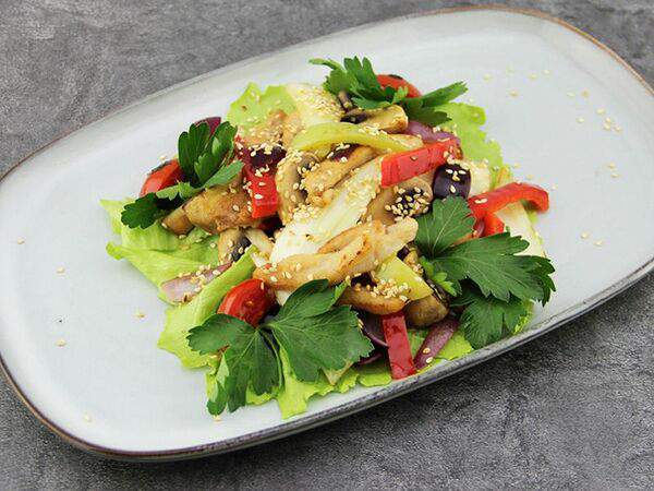 FishRoll - Азиатский салат с куриным бедром