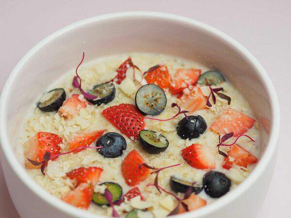 Art Cafe - Овсяная каша с киноа и ягодами