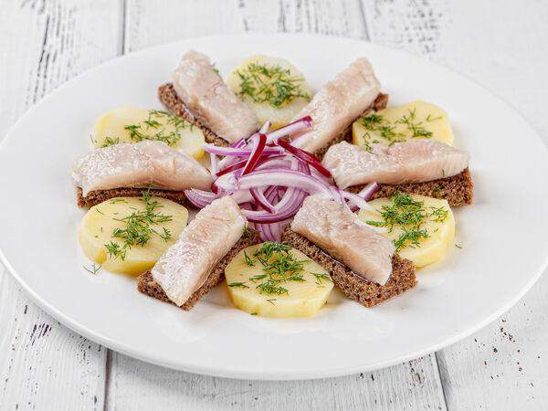 Ткемали - Сельдь с картофелем и гренками из ржаного хлеба