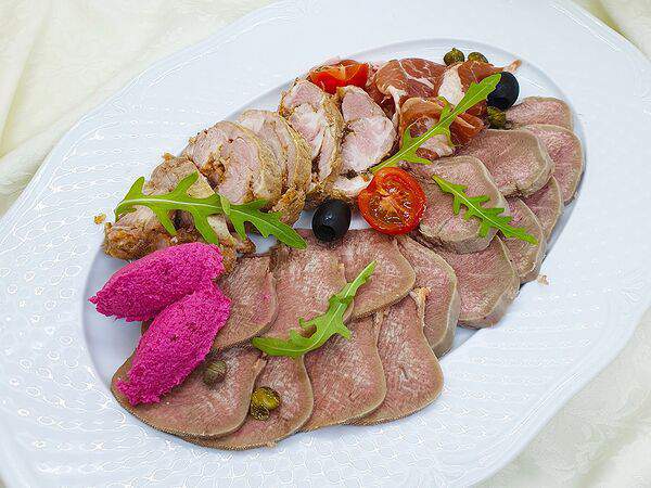 Васнецовъ - Тарелка мясных деликатесов