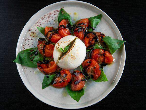 Pasta - Салат с бурратой и томатами