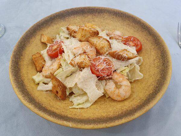 Салтанат сарайы - Салат Цезарь с креветками