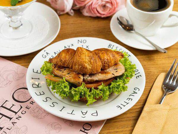 Theo - Круассан с сочной куриной грудкой