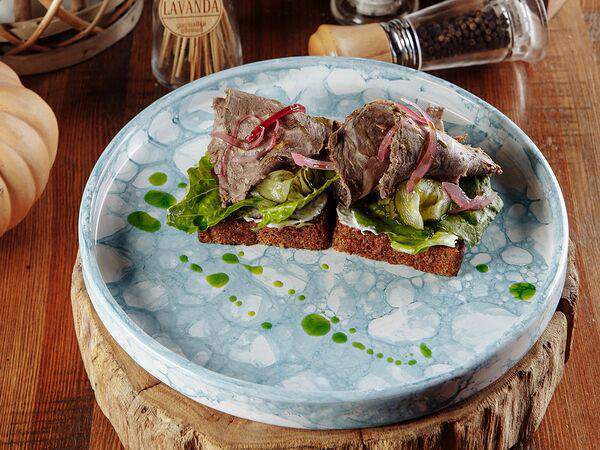 Потроха - Брускетта с ростбифом