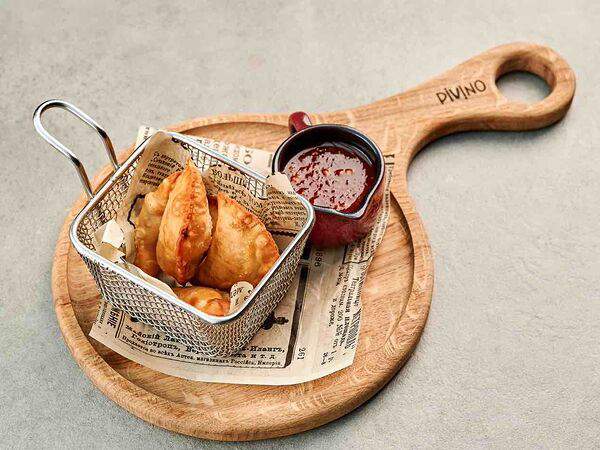 Pivino - Мини-чебуреки с бараниной и соусом сацебели