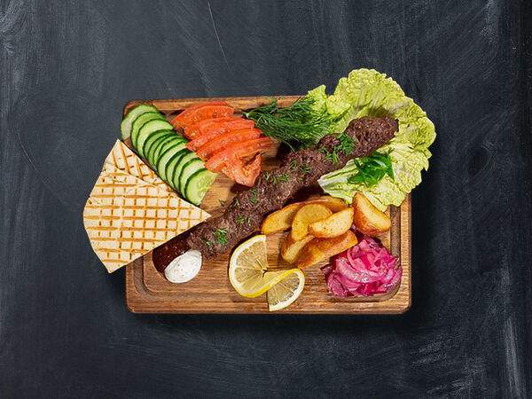 Street Food Market - Люля-кебаб на тарелке