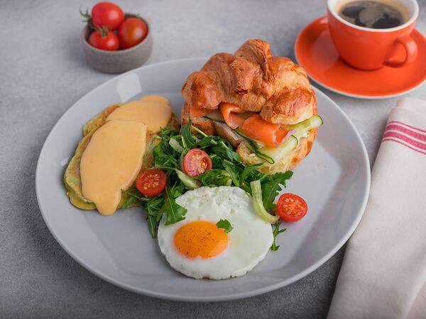 Apollo café - Завтрак с круассаном