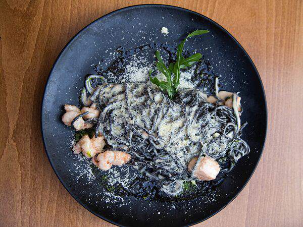 Birch - Спагетти Неро с сёмгой и креветкой в сливочном соусе