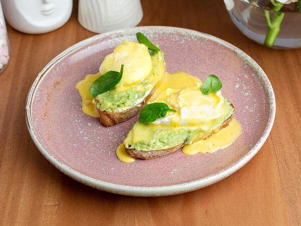 Nuga - Брускетта с мятым авокадо, творожным кремом и яйцом пашот