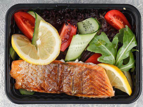 Moloko - Стейк из форели на гриле со свежими овощами