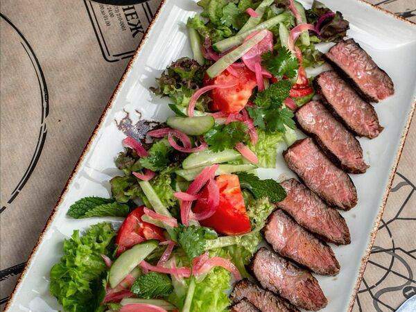 Torro Grill - Стейк-салат с мраморной говядиной, томатами и зеленью