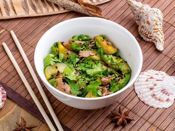 Kung Pho - Салат с говядиной и огурцами Хоанг дао